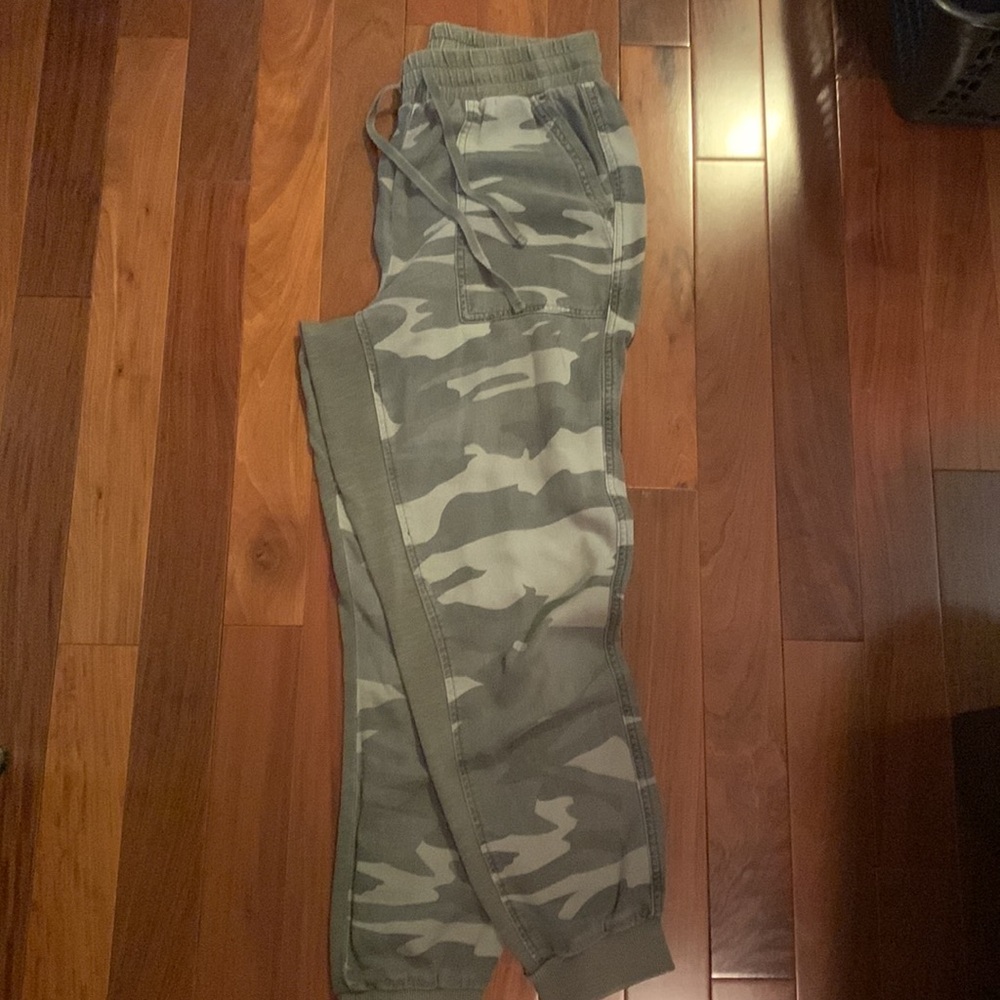 Splendid camo joggers